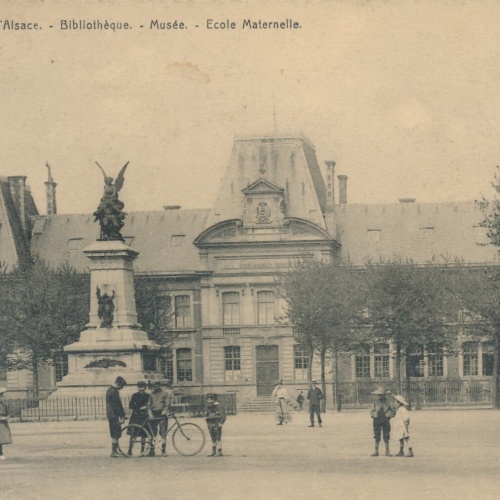 AK, Sedan, Place d'Alsace - Bibliotheque - Musee, Frankreich (S1970)