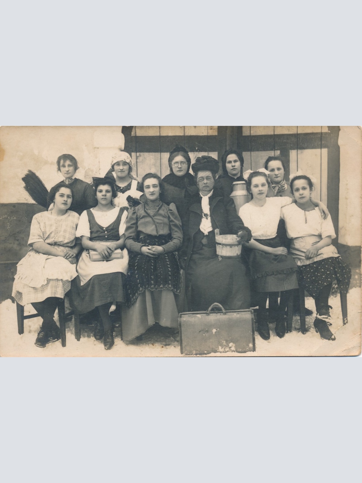 AK Annodazumals Familienfoto von Frauen (6838)