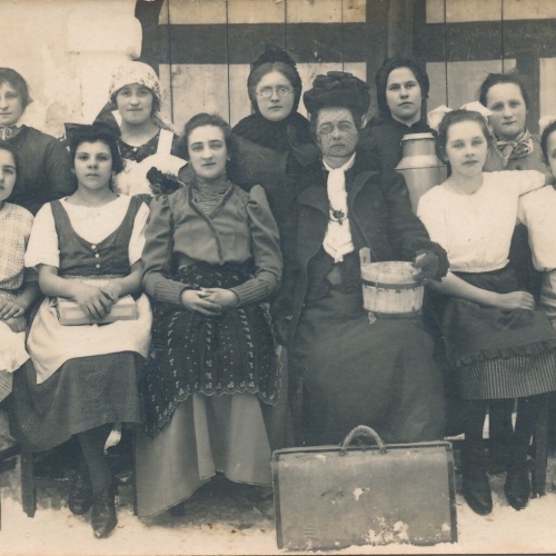 AK Annodazumals Familienfoto von Frauen (6838)