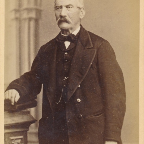 Hartkarton - Foto Mann mit Schnauzbart Photograf Linz F. Vismara (7252)