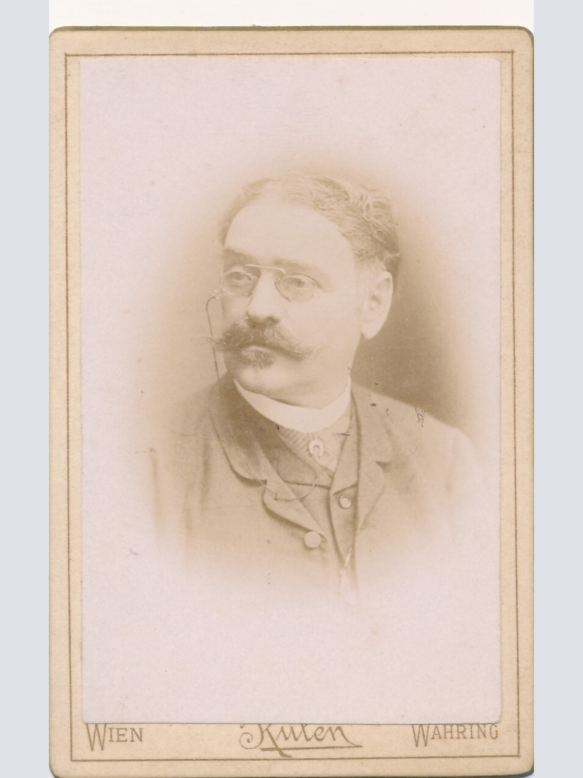 Hartkarton - Foto Mann mit Schnauzbart Wien Atelier Kuten (7256)