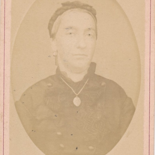 Hartkarton - Foto von einer Frau Fotografisches Atelier Wels Heinr. Klose (7248)