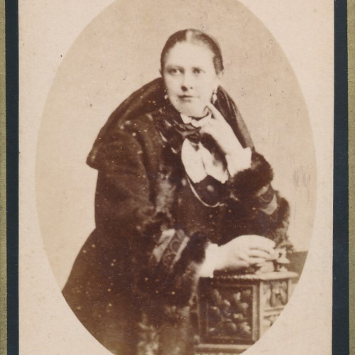 Hartkarton - Foto von einer Frau Fotografisches Atelier Wels Leop. König (7247)