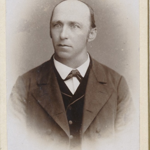 Hartkarton - Foto von einem Mann Fotografisches Atelier Kremsmünster (7246)