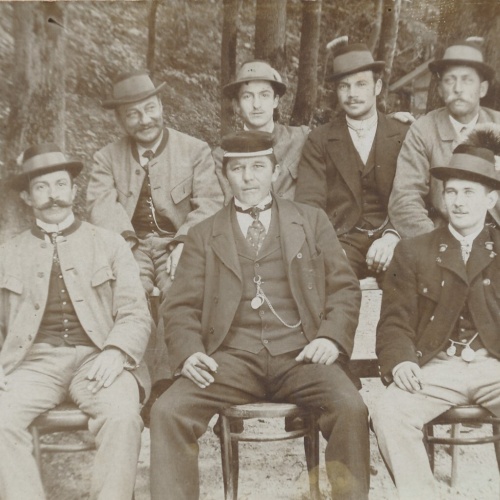 AK Annodazumals Männergruppenfoto mit Hut und Gamsbart (7833)
