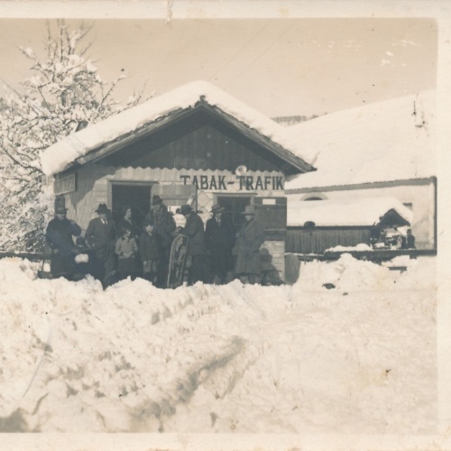 AK Annodazumals von Leuten mit Schlitten vor einer Tabak - Trafik (7839)