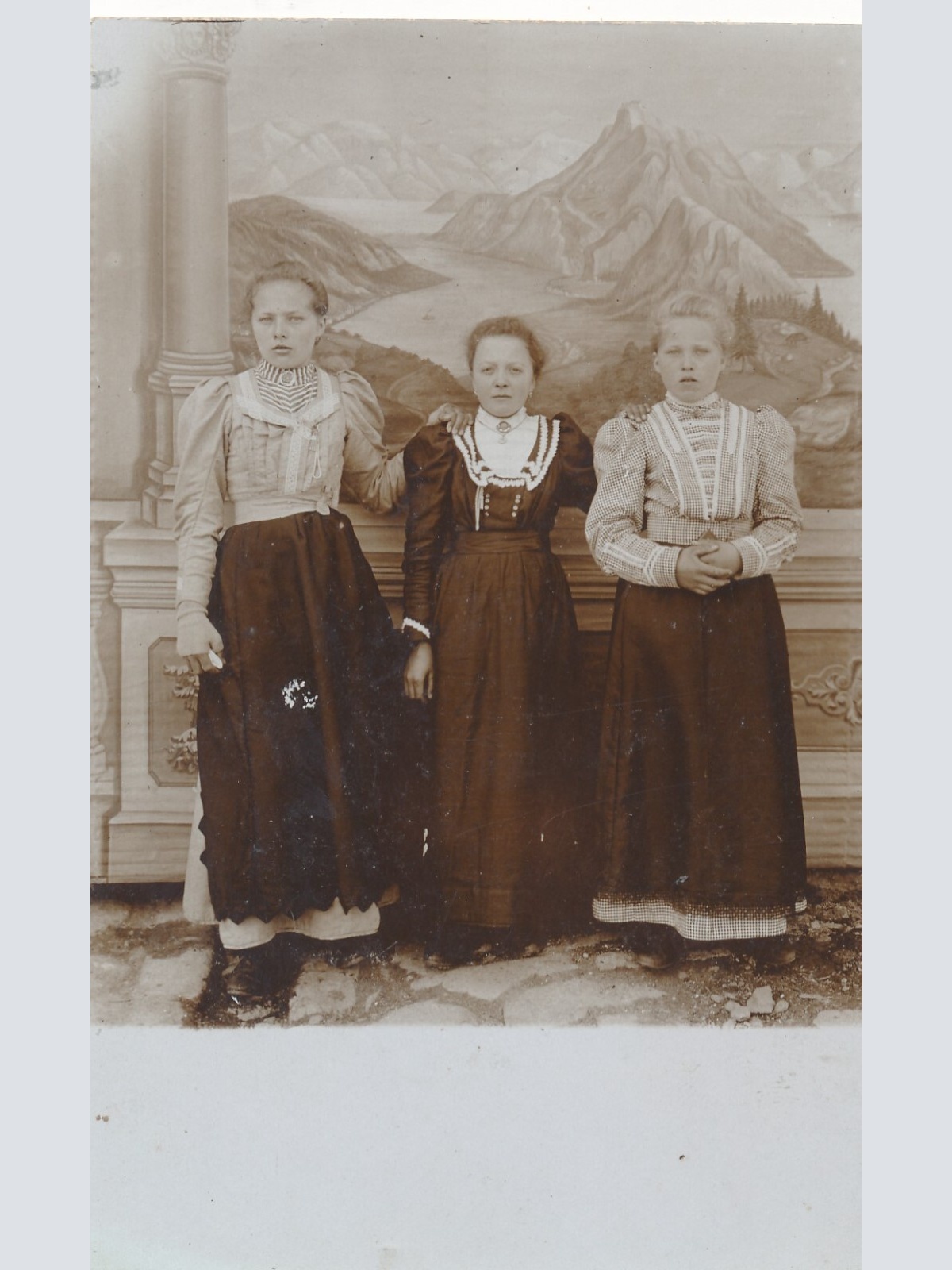 AK Annodazumals von drei Frauen mit Tracht (7817)