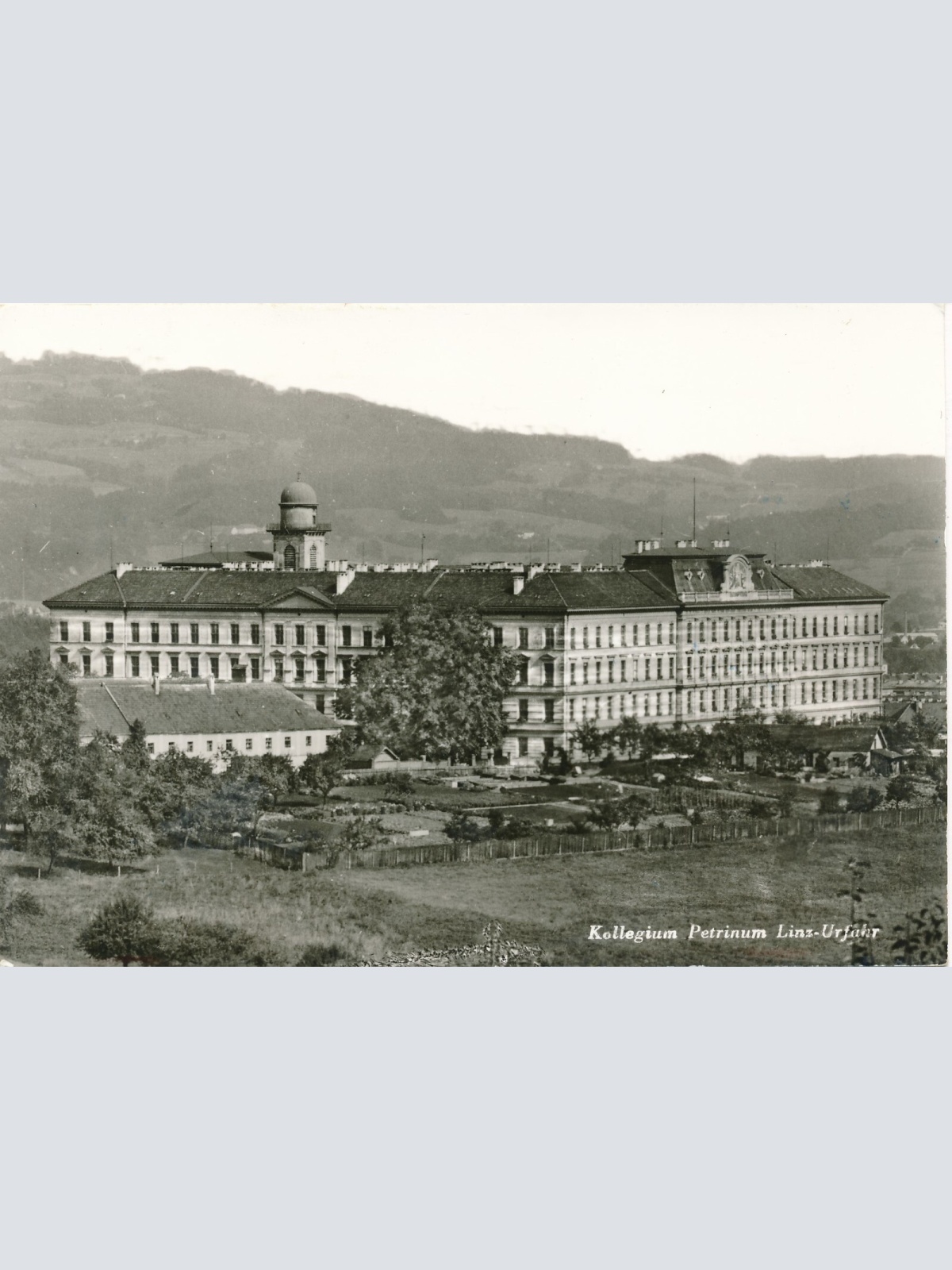 AK aus Linz an der Donau Kollegium Petrinum Oberösterr. Ansichtskarte (9026)