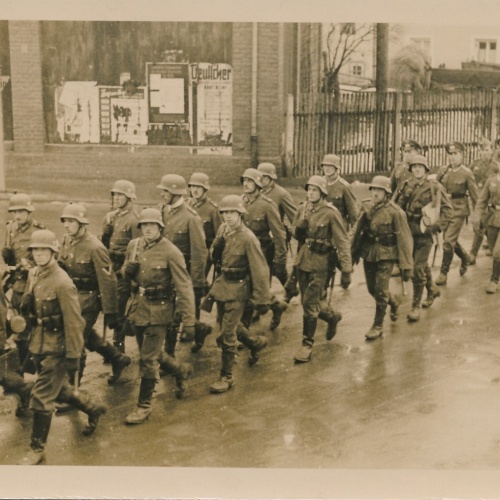 AK von Soldaten mit Stahlhelmen Militaria Ansichtskarte (16183)