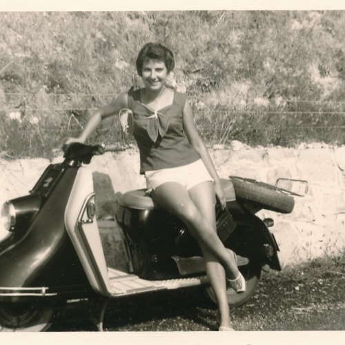 AK Annodazumals Frau mit altem Motorrad  (10749)