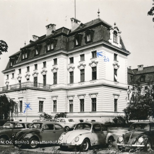 Ak Schwechat Aitkettenhof mit Oldtimer Niederösterreich Ansichtskarte (10959)