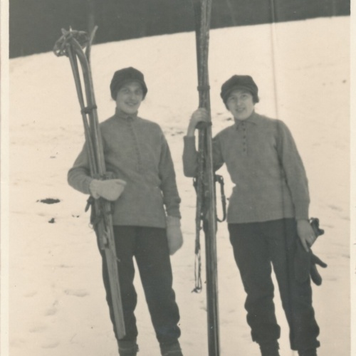 AK aus Bad Ischl Menschen mit Ski Oberösterr. Ansichtskarte (10351)