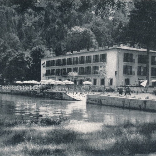 AK aus Weissenbach mit Hotel Attersee Oberösterreich Ansichtskarte (11743)