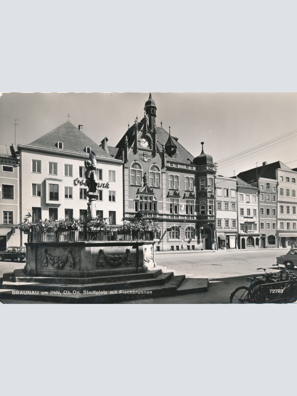 AK aus Braunau mit Stadtplatz Oberösterreich Ansichtskarte (J271)