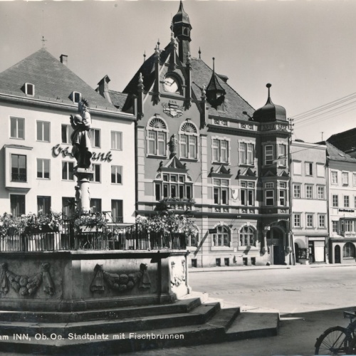 AK aus Braunau mit Stadtplatz Oberösterreich Ansichtskarte (J271)