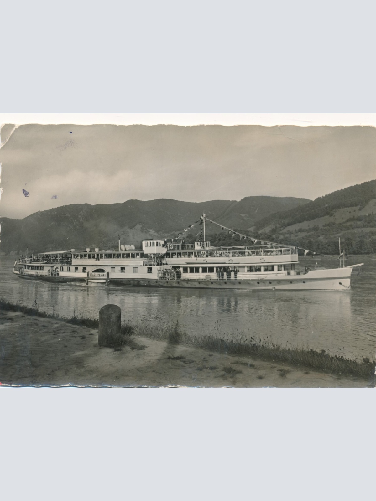 AK erste Donau Dampfschffahrts Gesellschaft Motorschiff mit Dampfer (12475)