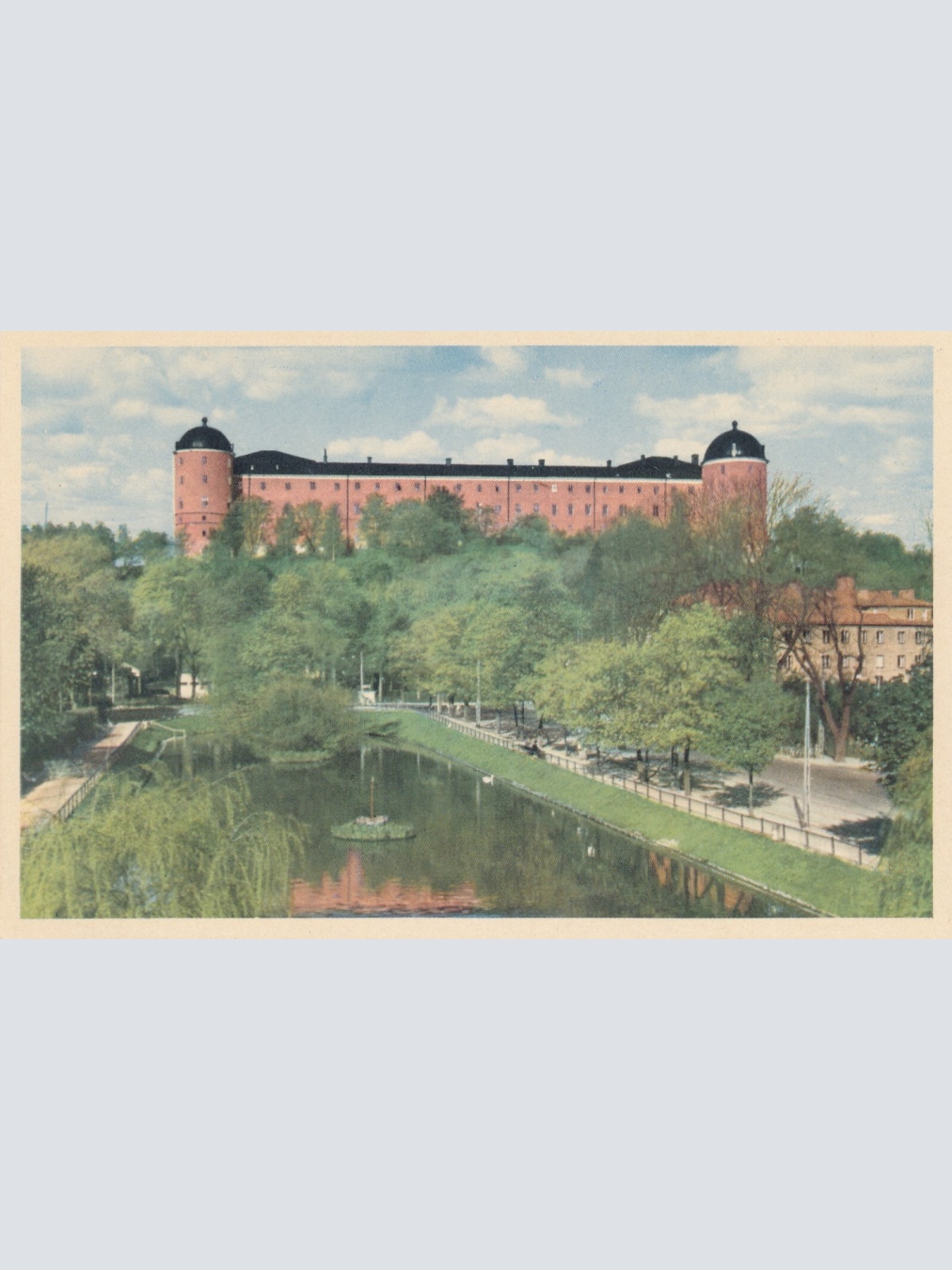 AK aus Uppsala Slottet fran Svandammen Schweden Ansichtskarte (12559)