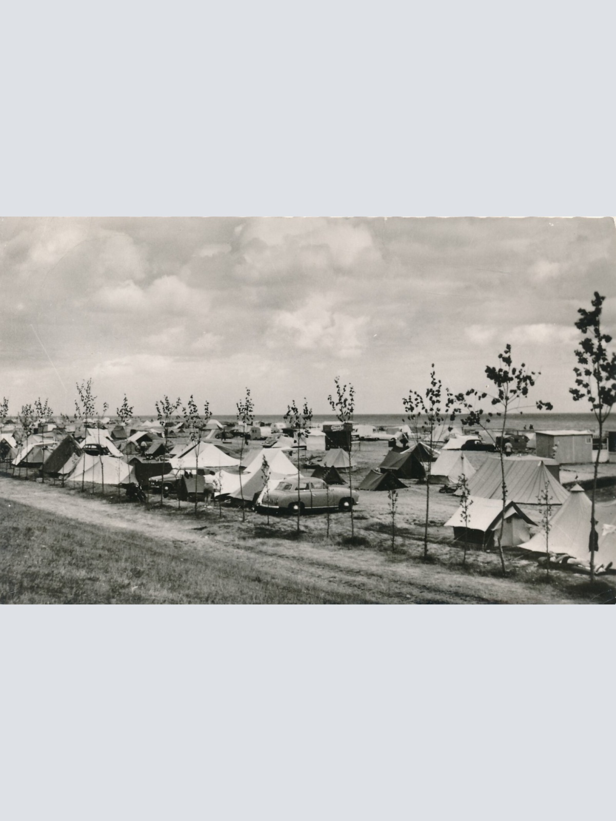 AK aus Grömitz Ostseeheilbad mit Oldtimer Schleswig - H Ansichtskarte (11363)