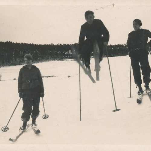 AK Annodazumals drei Skifahrer Ansichtskarte (13444)