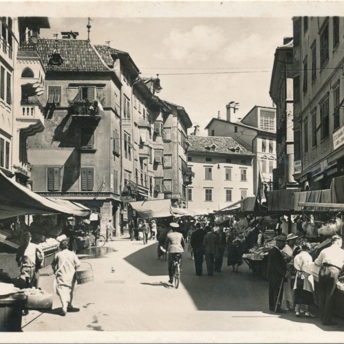 AK aus Bolzano - Bozen Piazza Erbe Strassenansicht Italien Ansichtskarte (11797)