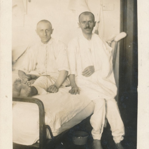 AK Annodazumals von 2 Männern im Krankenhaus Ansichtskarte (13934)