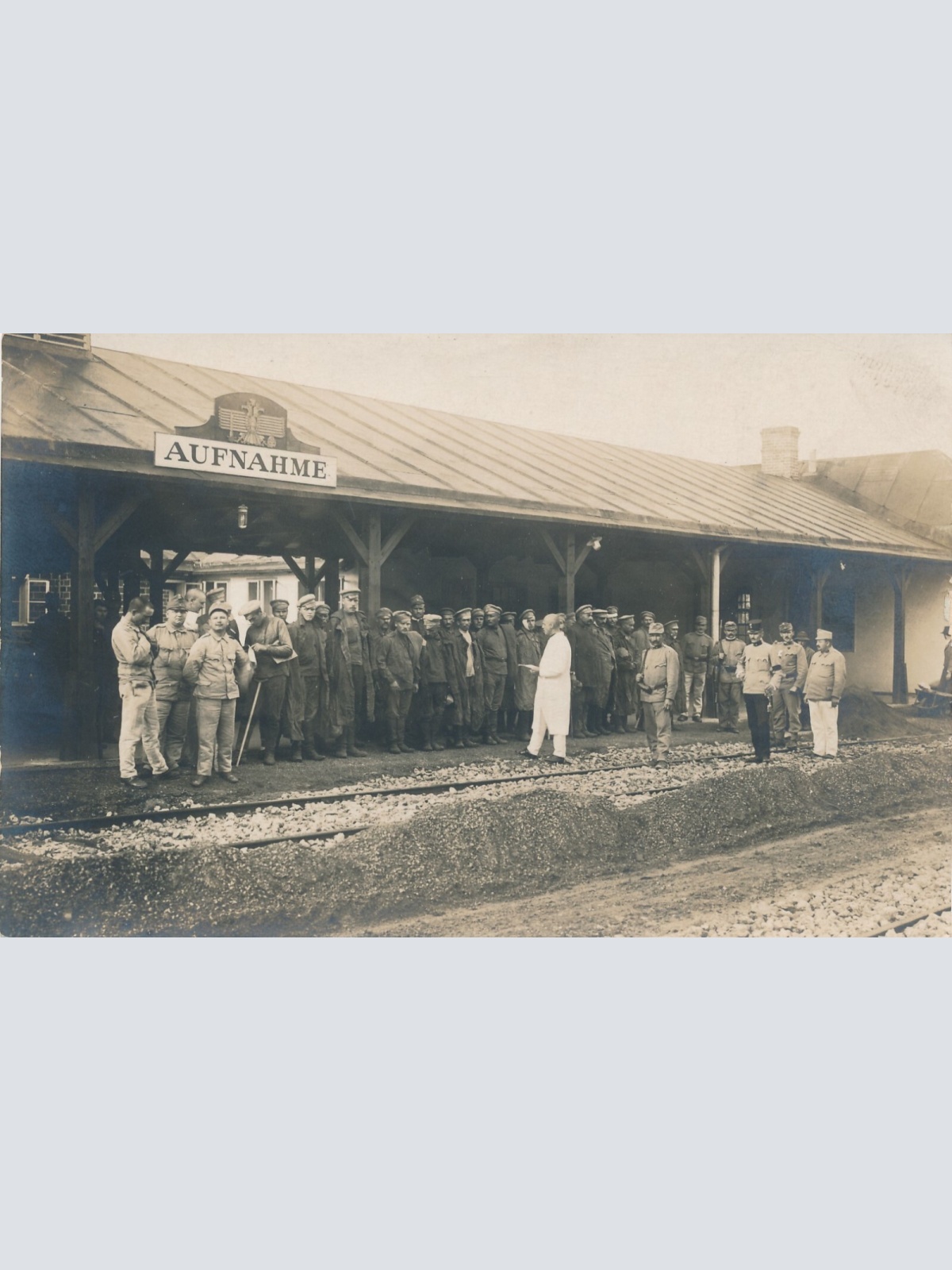 AK Russische Kriegsgefangene mit Bahnhof sie Aufnahme Ansichtskarte (12895)