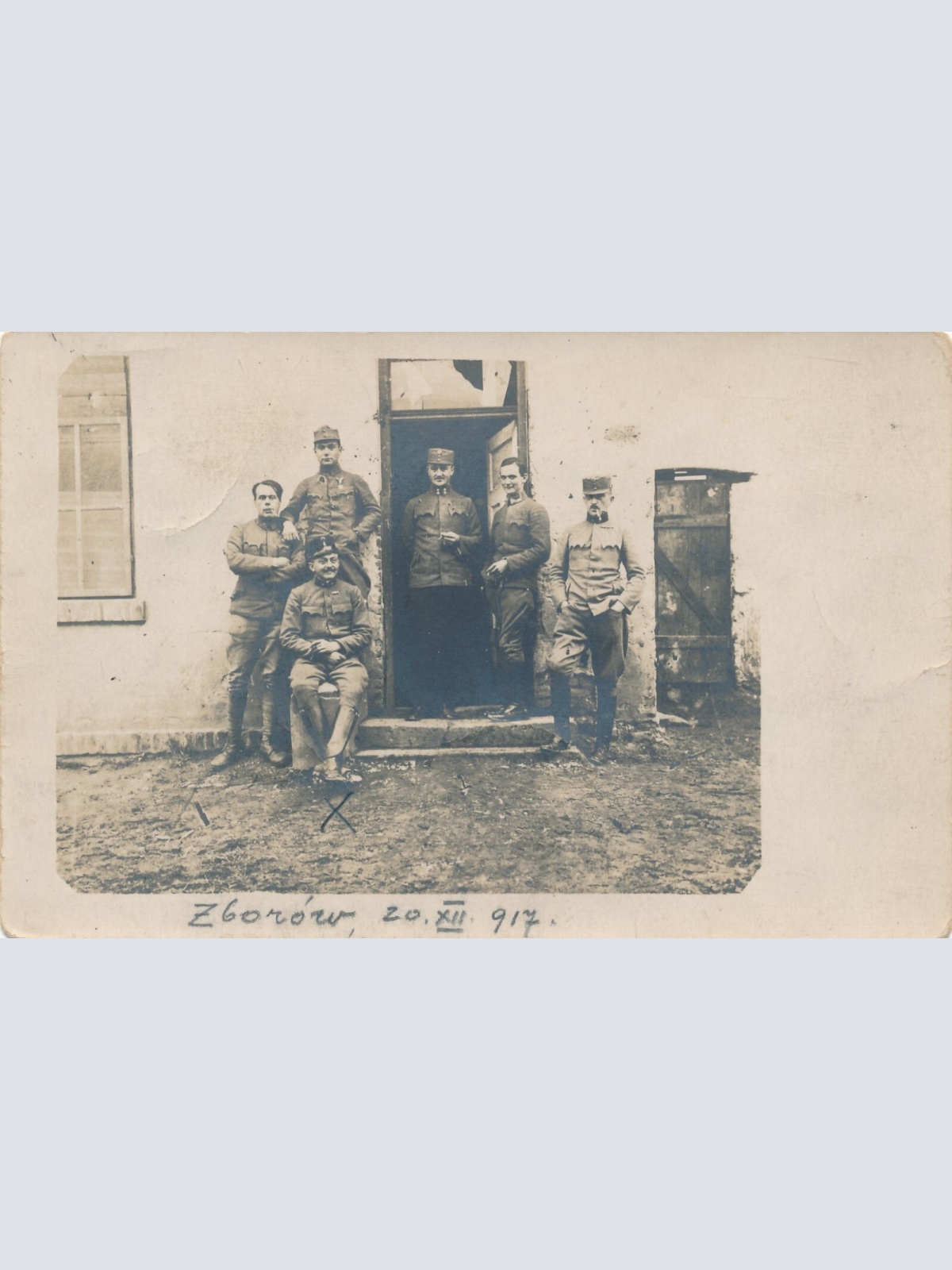 Kriegsgefangenen Arb. Komp Nr. 492 Soldaten rauchen vor dem Haus (14429)