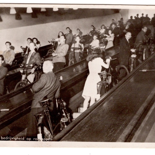 AK, Maastunnel, bedrijvigheid op roltrappen, Niederlande, Ansichtskarte (S7261)