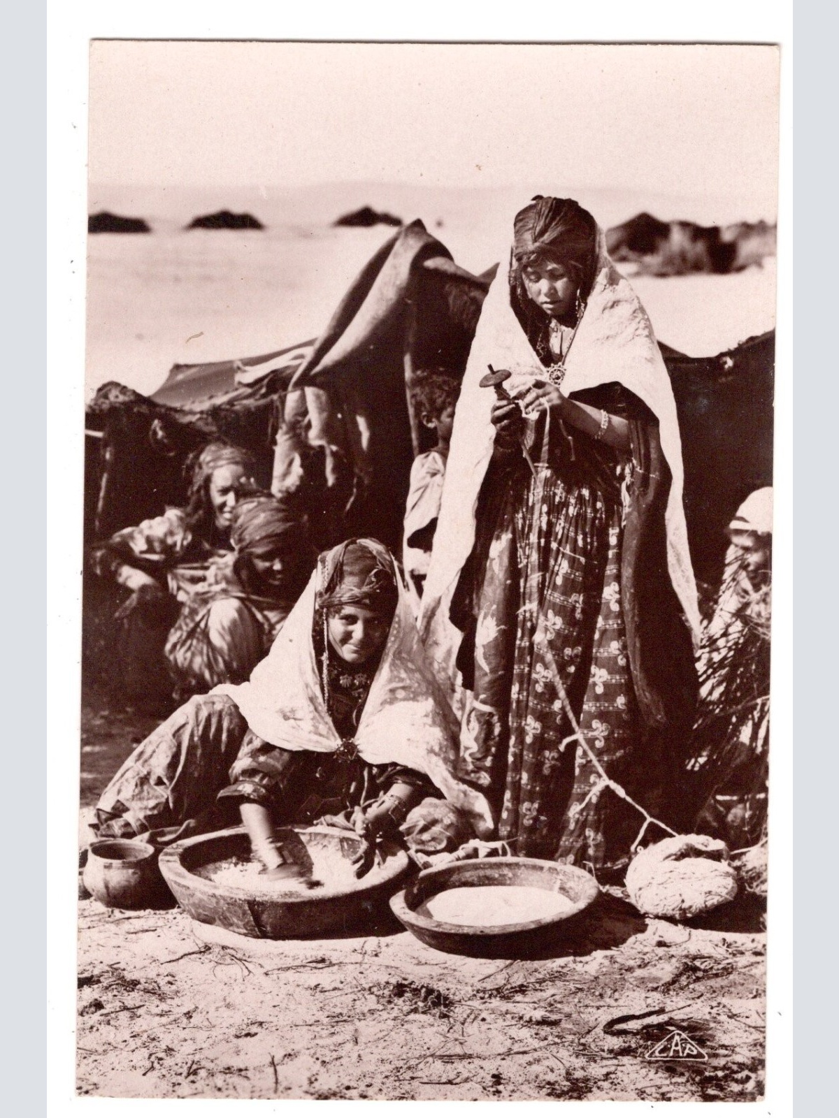 AK, Petits travaux au Gourbi, Ansichtskarte (S7276)