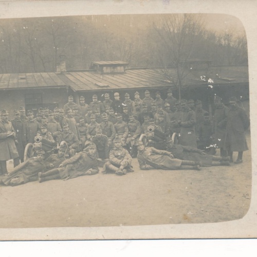 AK Mannschaftsfoto mit Offizieren und Kanonen Militaria Ansichtskarte (14530)