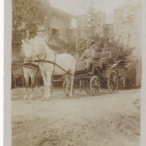 AK Soldaten auf Kutsche mit zwei Pferden Militaria Ansichtskarte (14538)