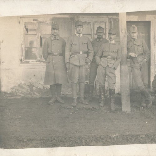 AK Soldaten Posieren für ein Foto  Militaria Ansichtskarte (14540)