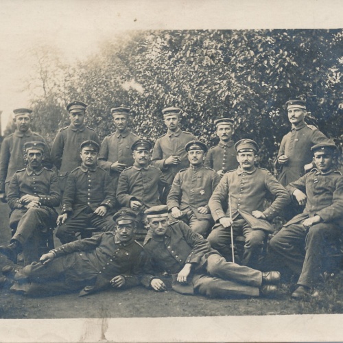 AK Mannschaftsfoto von Soldaten Militaria Ansichtskarte (14628)