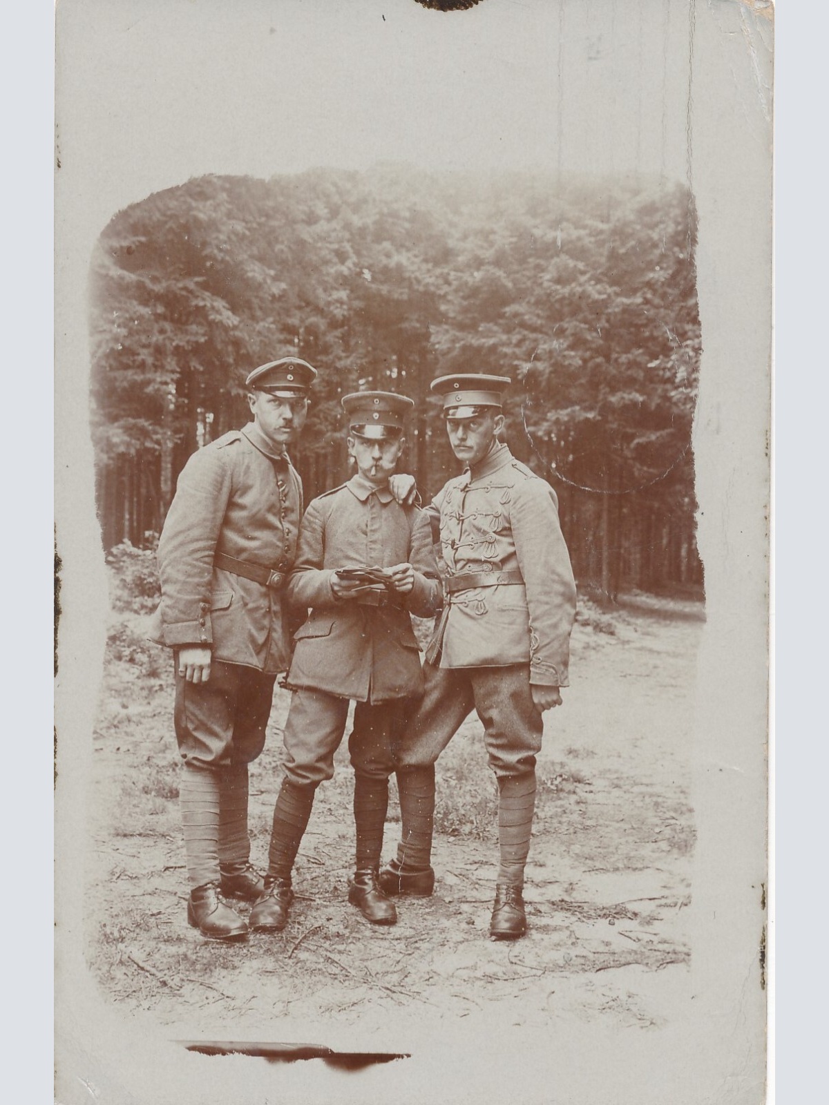 AK von 3 Soldaten mit Zigarette Militaria Ansichtskarte (14340)