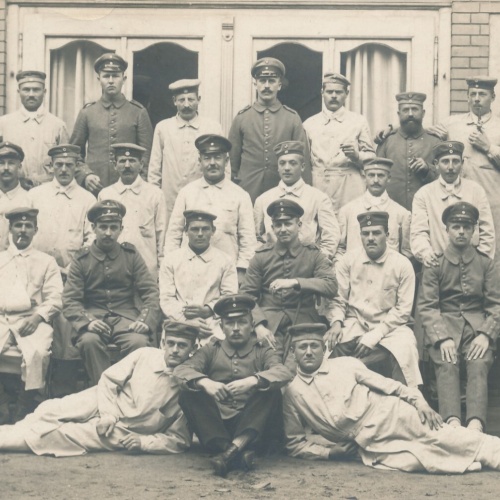 AK Manschaftsfoto von Soldaten Militaria Ansichtskarte (14612)