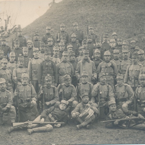 AK Gruppenfoto von den Soldaten im Felde Militaria Ansichtskarte (14666)