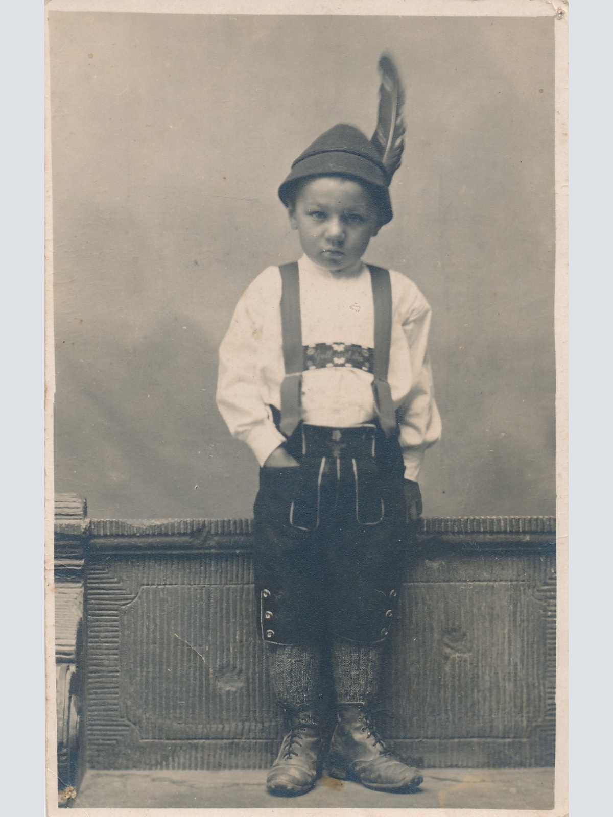 AK Annodazumals Kind in Tracht Ansichtskarte (14860)