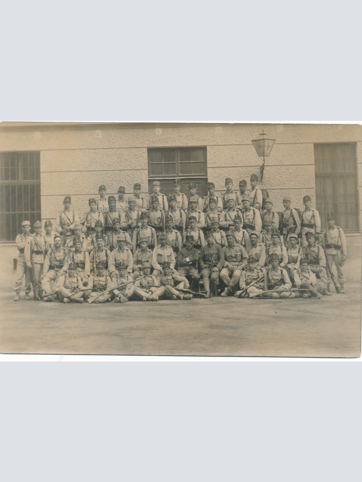 AK Mannschaftsfoto von Soldaten mit Gewehren Militaria (14739)