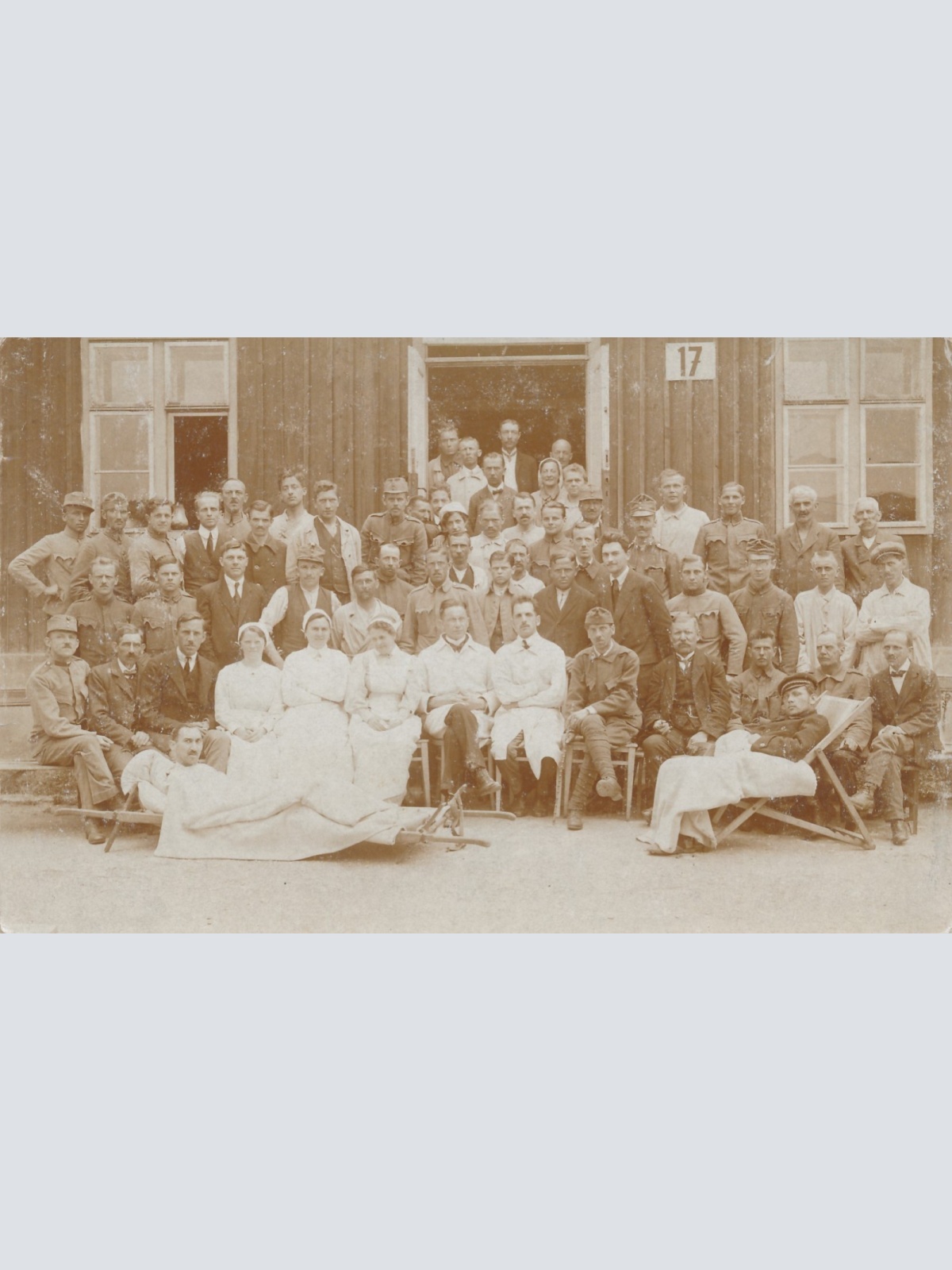 AK Mannschaftsfoto von Soldaten mit Verletzten Soldaten Militaria (14735)