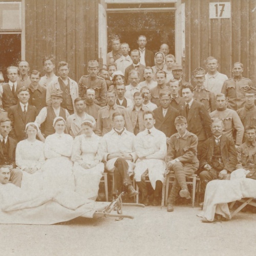 AK Mannschaftsfoto von Soldaten mit Verletzten Soldaten Militaria (14735)