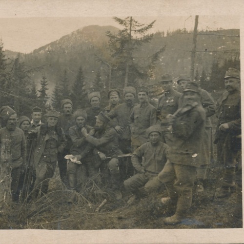 AK Soldaten mit Kriegs - Gefangenen Russen Militaria Ansichtskarte (14962)