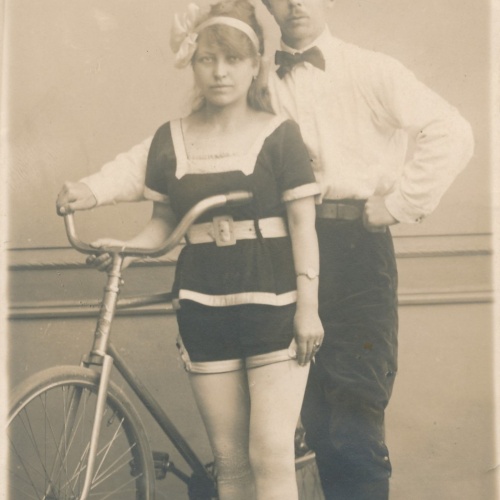 AK Annodazumals 2 Hothanis Mann und Frau mit Fahrrad Ansichtskarte (15216)