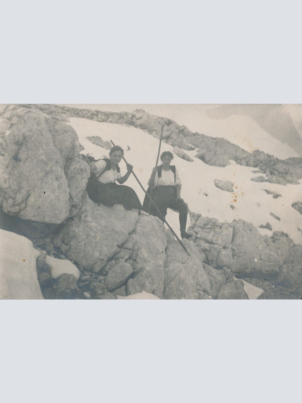 AK Annodazumals zwei Frauen beim Bergsteigen Ansichtskarte (15917)