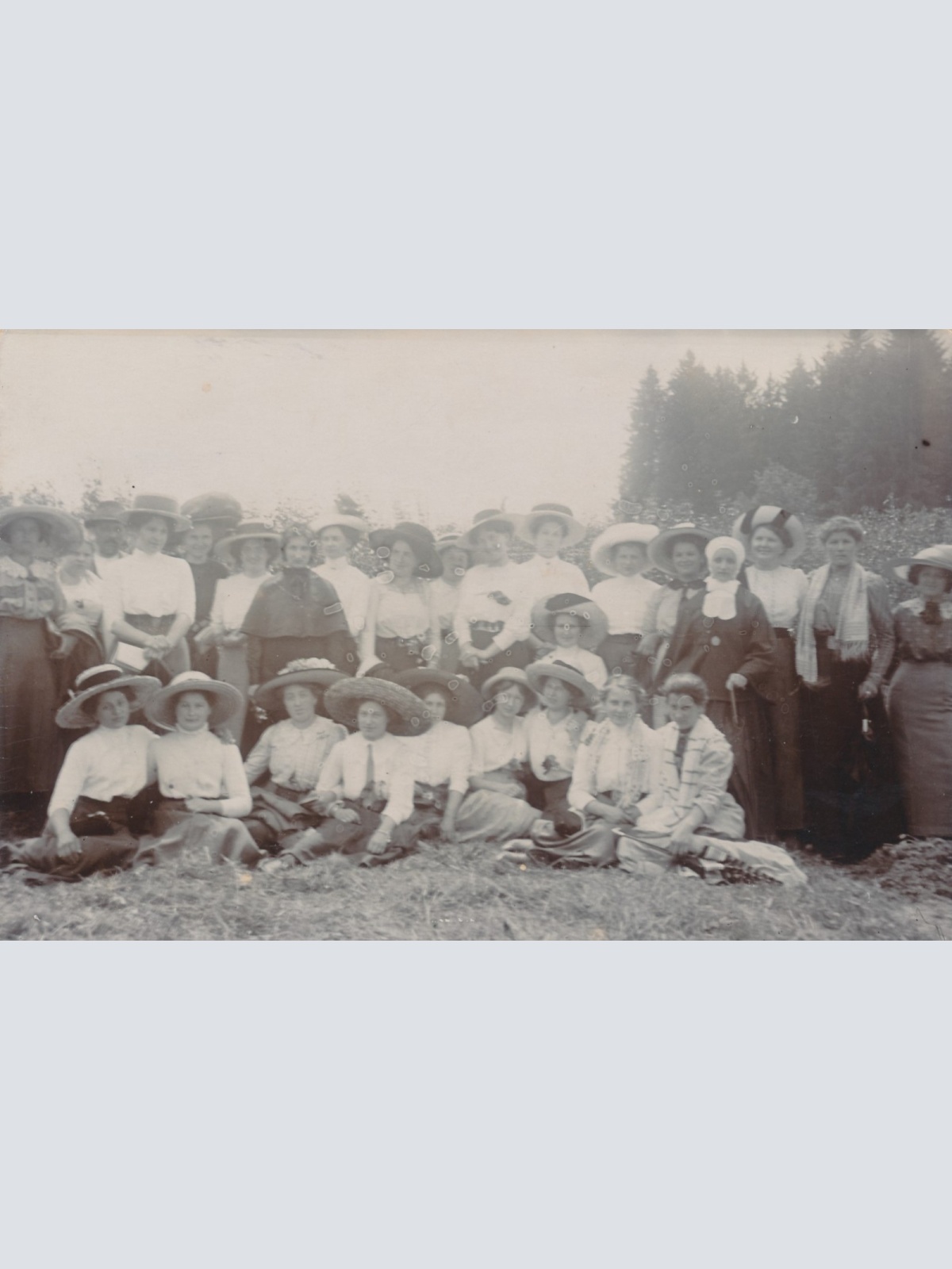 AK Annodazumals Frauen Posieren für Foto Ansichtskarte (16250)