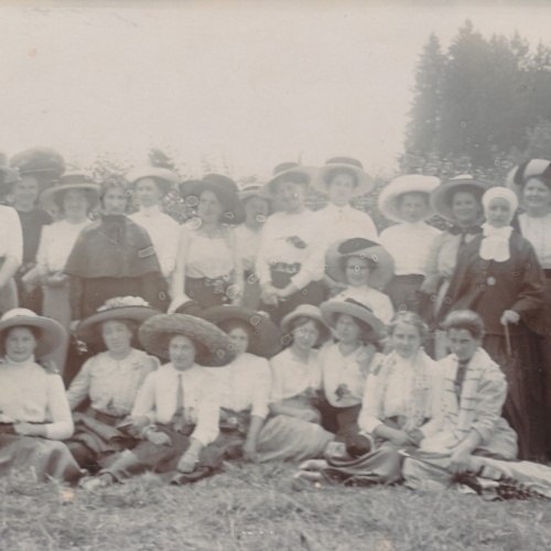 AK Annodazumals Frauen Posieren für Foto Ansichtskarte (16250)