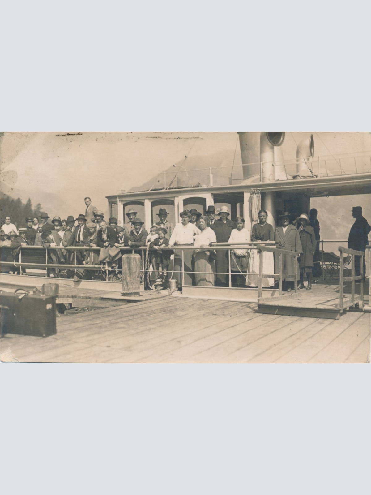 AK Annodazumals Passagiere auf Boot Ansichtskarte (16249)