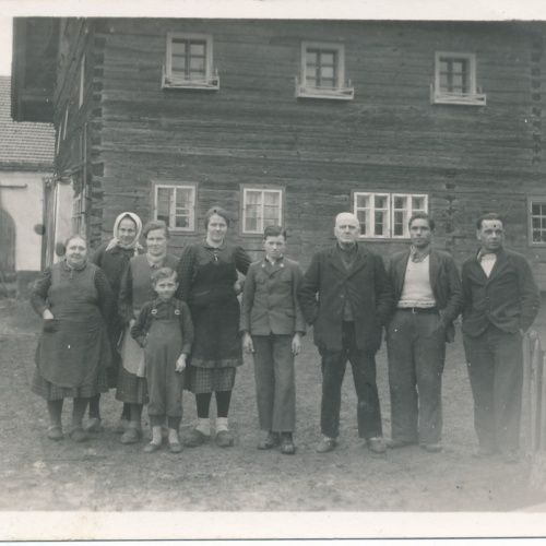 AK Annodazumals Bauernfamilie vor deren Haus Ansichtskarte (15423)