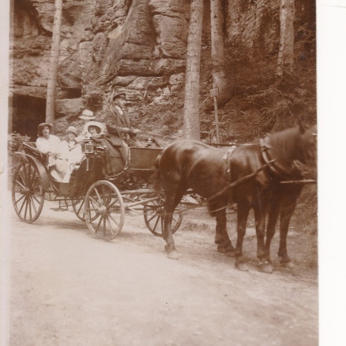 AK Annodazumals Familie in der Kutsche Ansichtskarte (16140)