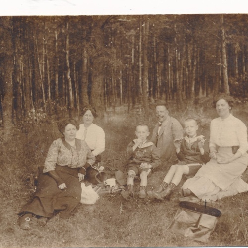 AK Annodazumals Familienfoto im Wald Ansichtskarte (16137)
