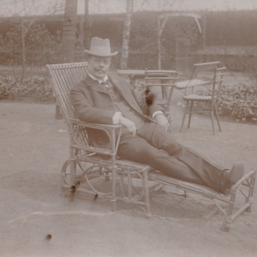 AK Annodazumals Mann mit Stuhl Ansichtskarte (16136)